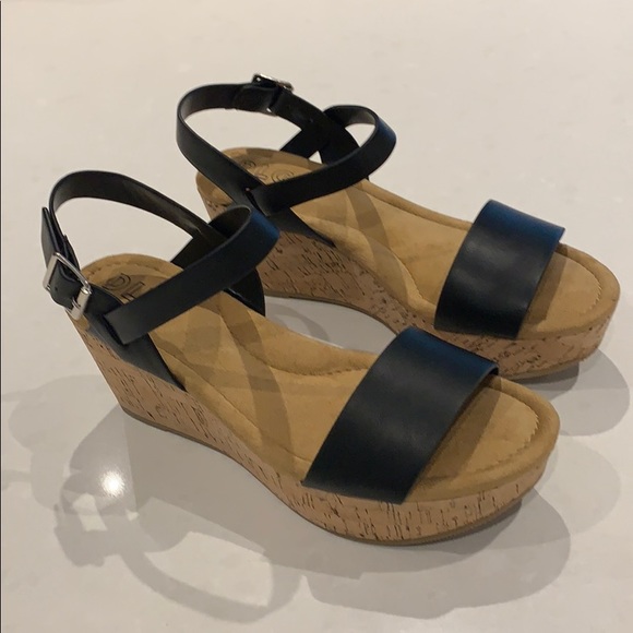 NWT DLG Wedge Sandals - Picture 2 of 7